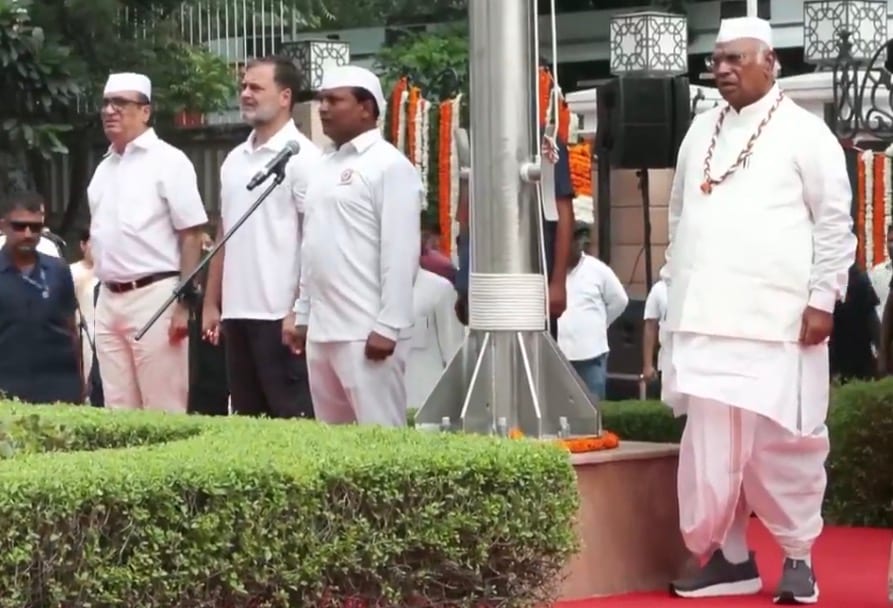 Congress President Mallikarjun Kharge hoists the National Flag at party headquarters on 80th Independence Day. CPP chairperson Sonia Gandhi and LoP Lok Sabha Rahul Gandhi.